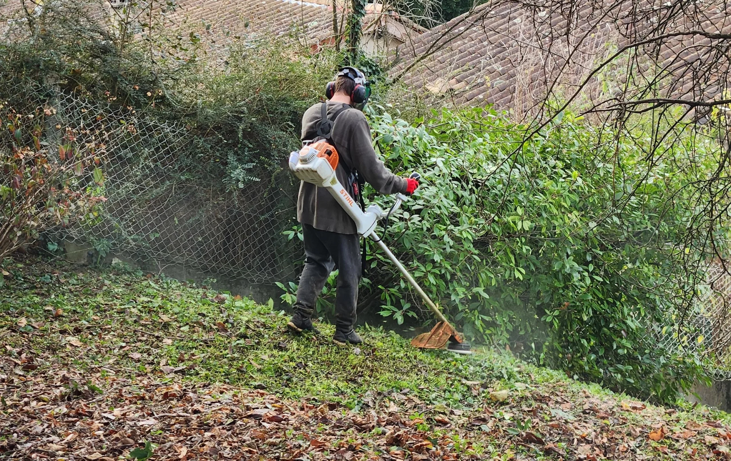 Débroussaillage professionnel sur pente à Lyon avec débroussailleuse à dos STIHL — Charmille Élagage